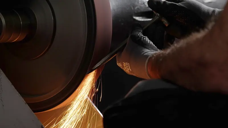 Metallbearbeitung mit Funkenflug im Video