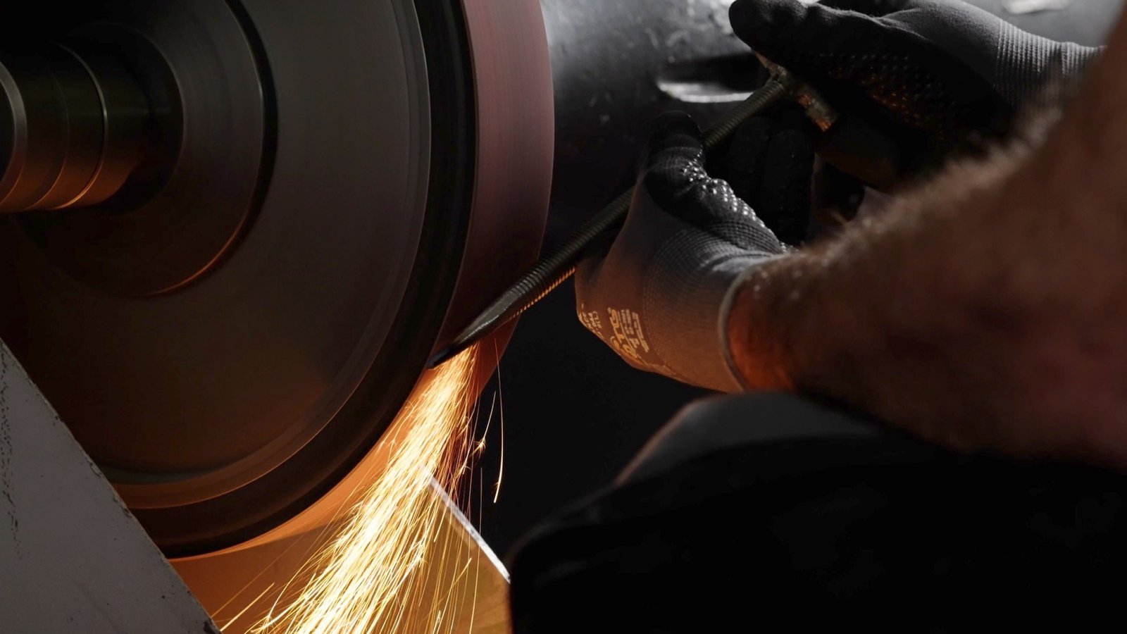 B+S Metallbearbeitung – Schleifen mit Funkenflug