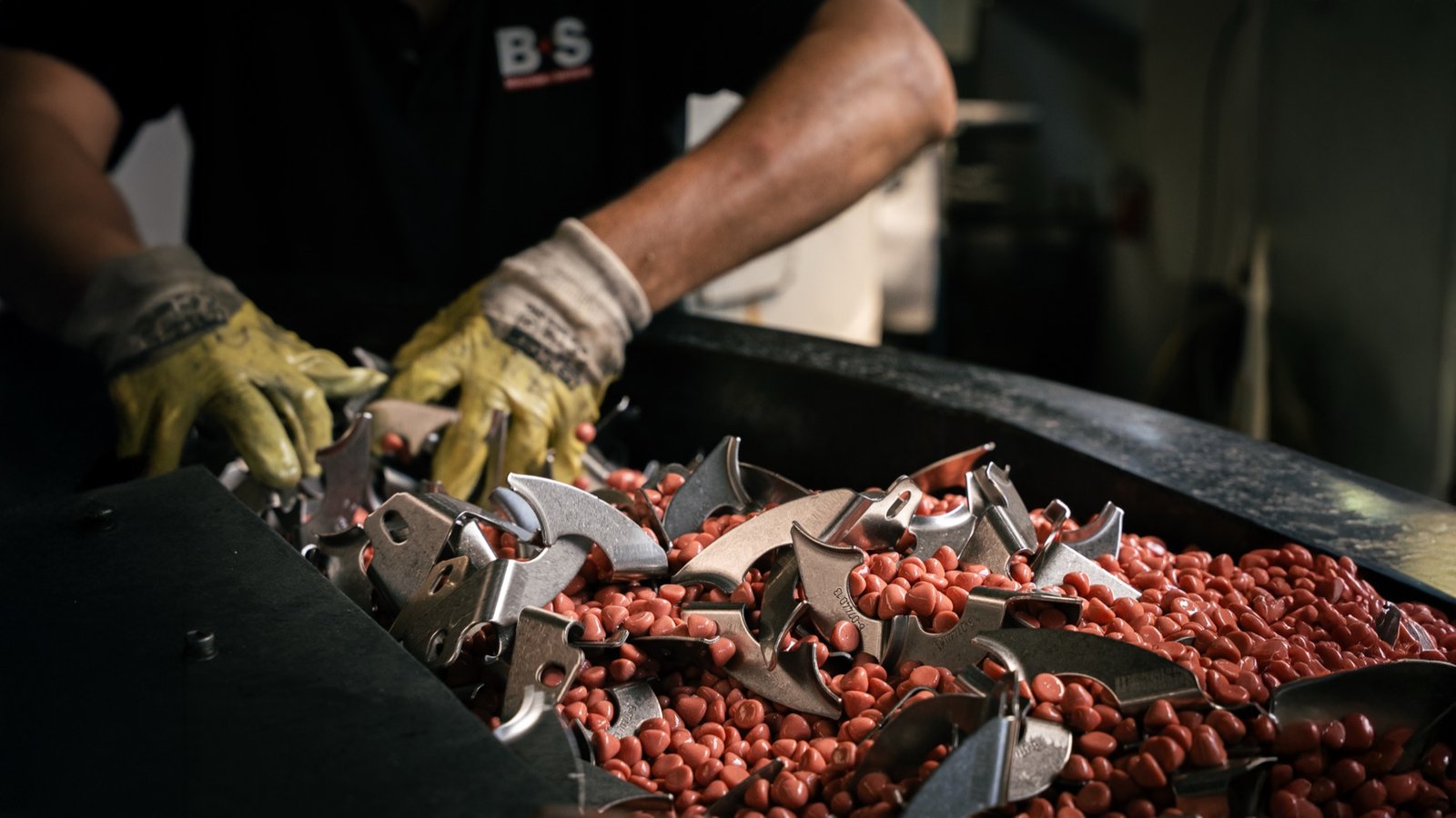 B+S Metallbearbeitung – Gleitschleifen von Metallteilen
