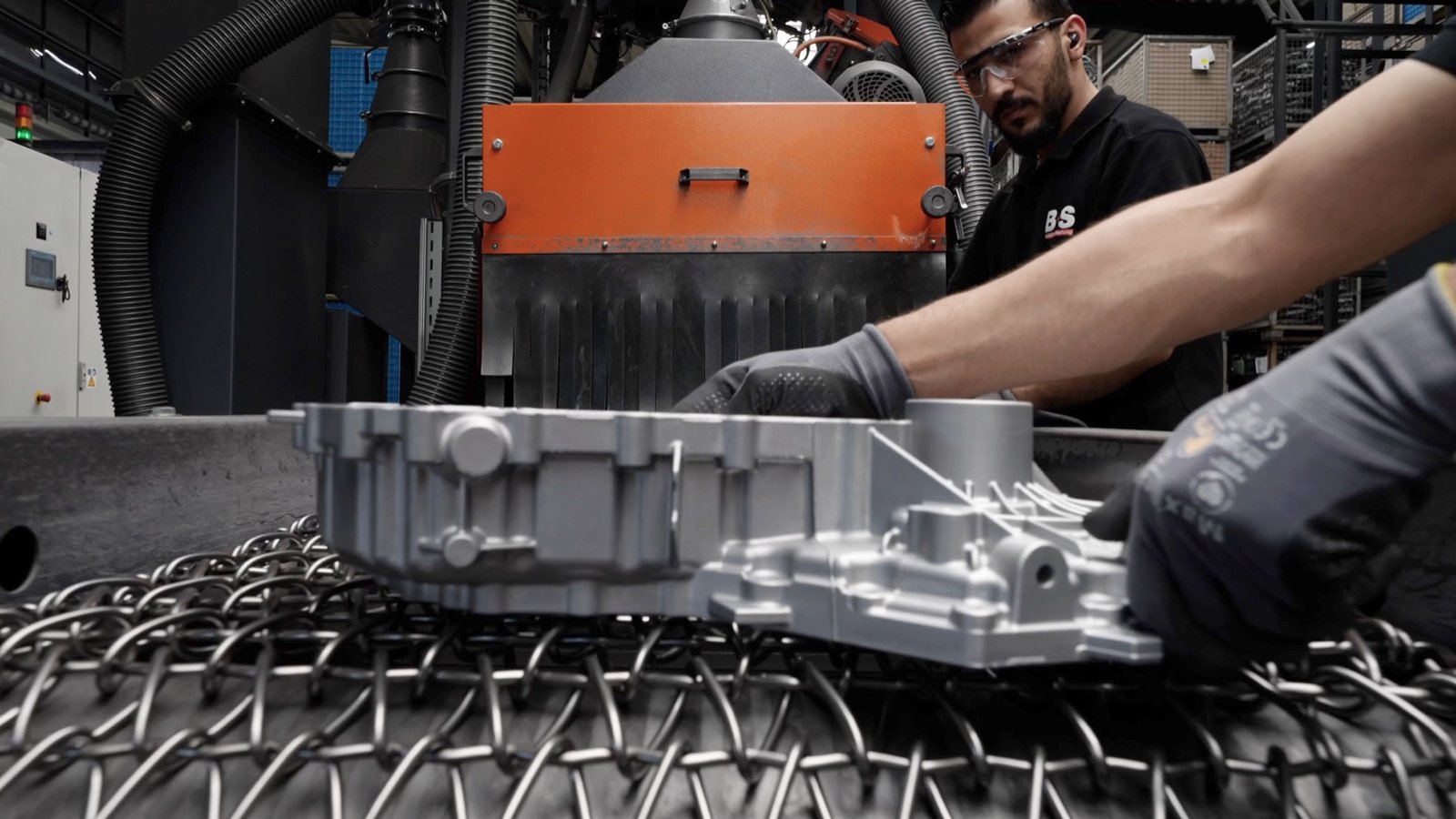 B+S Metallbearbeitung – Mitarbeiter mit Gussteil