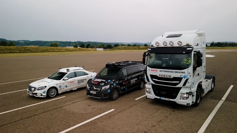 Testfahrzeuge von Bosch Automated Driving auf einer Testfläche